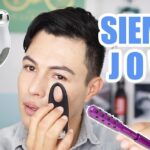 Hombre aplicando dispositivo de belleza facial rodeado de aparatos cosméticos, ¡Descubre cómo plantar iris y llenar tu jardín de belleza!