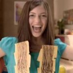 Guía completa: Cómo plantar exitosamente gardenias en tu jardín — persona sonriente en interior sosteniendo decoraciones florales que inspiran jardinería.