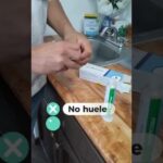 Jeringa para Cucarachas Bayer: Elimina eficazmente la plaga en tu hogar, manos preparando el aplicador sobre una encimera de cocina junto al fregadero.