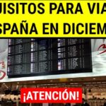 Cartel informativo en aeropuerto con panel de vuelos y decoraciones navideñas anunciando requisitos para viajar a España en diciembre; ¿Qué se puede plantar en diciembre en España? Descubre las mejores opciones para tu jardín