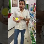 Empleado sostiene frasco de insecticida en un pasillo de tienda, Guía completa: Walmart y el mejor veneno para cucarachas en 2021