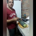 Persona cortando una penca de cactus en la cocina como parte de una Guía para plantar Cactus de San Pedro