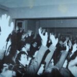Vecinos reunidos en una asamblea levantan las manos en apoyo a un proyecto de huerta comunitaria, Descubre qué se puede plantar en junio en Uruguay y cómo hacerlo con éxito