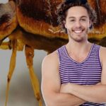 Hombre sonriente con camiseta de tirantes a rayas frente a una cucaracha gigante, Kaotrina: el mejor aliado contra las plagas de cucarachas en tu hogar