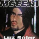 Retrato en tonos oscuros con iluminación lateral y texto 'Luz Solar' que sugiere exterior y jardinería — Guía completa: Cómo plantar rododendros y hacer que florezcan en tu jardín ¡Descubre todos los secretos!