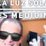 Hombre sonriente con gafas de sol y estantería de fondo, texto 'La luz solar es medicina'; Descubre los secretos para plantar marrubios de forma fácil en casa.