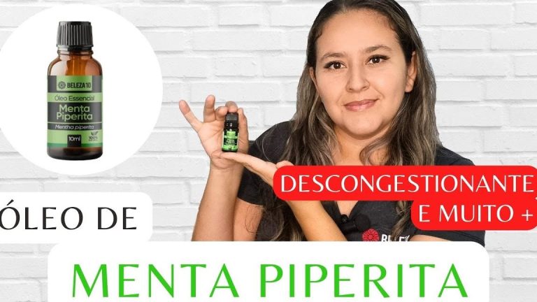 Mujer mostrando un pequeño frasco de aceite esencial de menta piperita