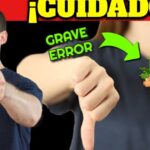 Miniatura de advertencia con persona señalando, pulgar hacia abajo y alimento pixelado — Guía completa para cultivar oréganos dorados en tu jardín