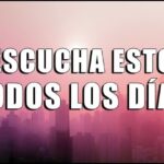 Cartel urbano al amanecer con la frase 'Escucha esto todos los días' y mensaje motivador, Descubre el poder de sembrar pensamientos y cambiar tu realidad