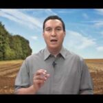 Persona dando un tutorial en un campo con árboles al fondo — Guía fácil para plantar Spireas ¡Convierte tu jardín en un paraíso floral!