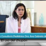 Mujer con bata blanca en consultorio pediátrico durante una entrevista; Descubre todo sobre cómo plantar granados y disfruta de sus frutos
