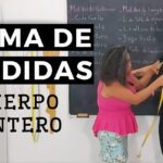 Descubre cómo las cucarachas entran en tu hogar y elimínalas de raíz mientras una modista realiza la toma de medidas de cuerpo entero con cinta métrica frente a una pizarra de instrucciones.