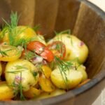 Descubre el sorprendente secreto de cultivar tomates junto a batatas que transformará tu jardín